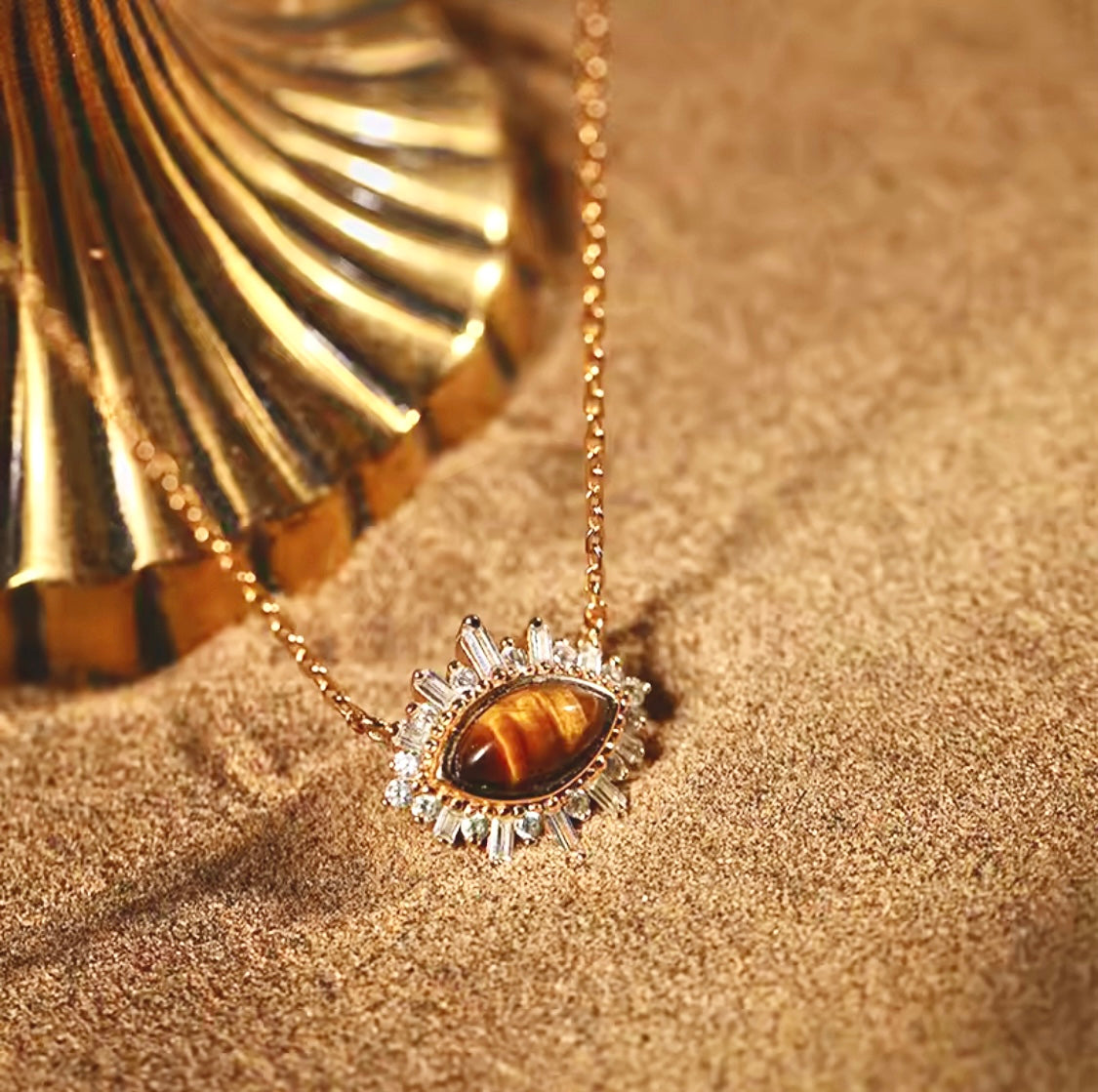 Tigerauge mit Brillianten